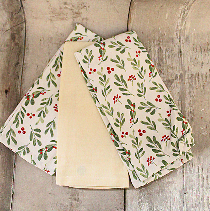 Holly Print Hand Towels Set